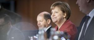 Die deutsche Bundeskanzlerin Angela Merkel (r.) und der Bundesfinanzminister Olaf Scholz (l.) bei der Kabinettssitzung in Berlin. 