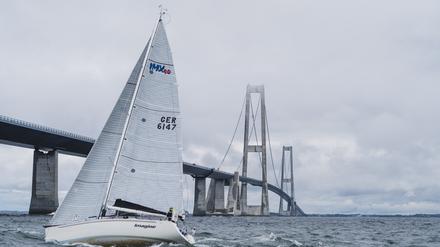 Allein auf seiner Spur. Ein Teilnehmer des Silverrudder 2021 steuert auf die Große-Belt-Brücke zu. 