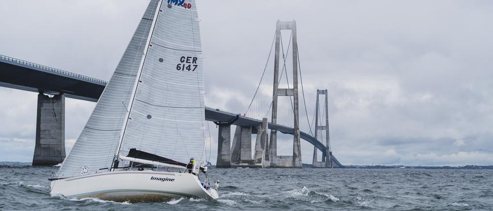 Allein auf seiner Spur. Ein Teilnehmer des Silverrudder 2021 steuert auf die Große-Belt-Brücke zu. 