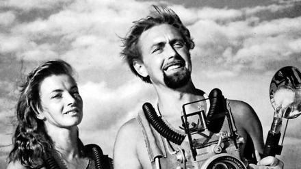 Tauchendes Traumpaar. Hans und Lotte Hass legten in ihren Filmen unter und über Wasser immer viel Wert auf gute Ausrüstung. Aber auch auf gutes Ausssehen.
