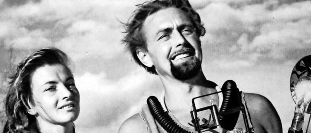 Tauchendes Traumpaar. Hans und Lotte Hass legten in ihren Filmen unter und über Wasser immer viel Wert auf gute Ausrüstung. Aber auch auf gutes Ausssehen.
