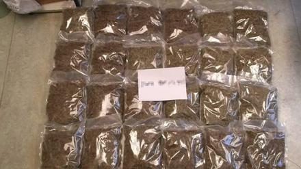 Die Polizei stellt 24 Beutel Cannabis mit einem Gesamtgewicht von etwa zwölf Kilo sicher.