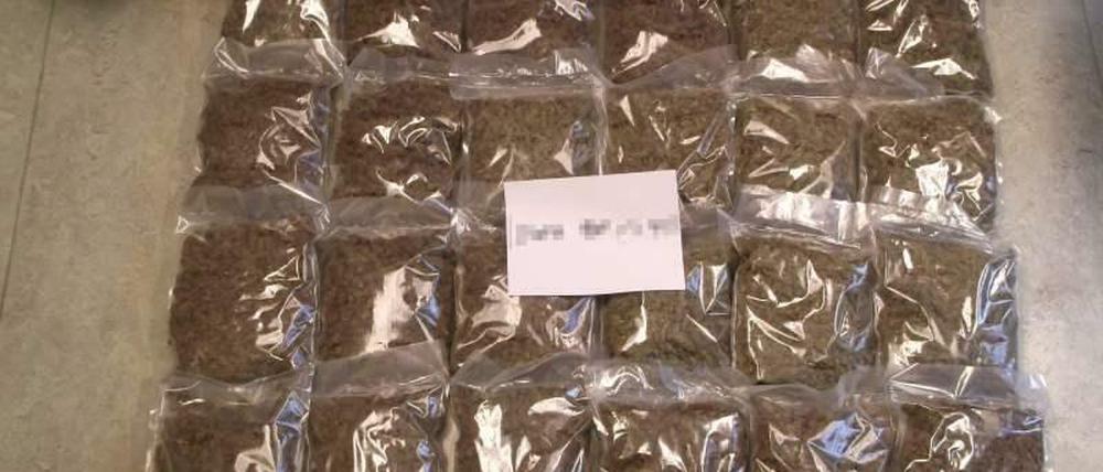 Die Polizei stellt 24 Beutel Cannabis mit einem Gesamtgewicht von etwa zwölf Kilo sicher.