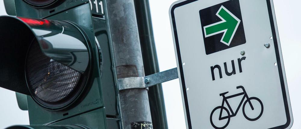 In einem Pilotprojekt in Düsseldorf wird der grüne Pfeil nur für Fahrradfahrern schon getestet. 