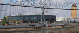 Die Abfertigungshalle für Regierungsflieger am BER ist seit Ende 2018 fertig. Im Sommer war sie noch eine Baustelle.