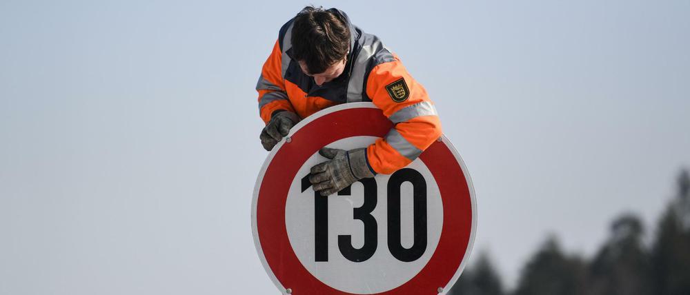 Oh Gott! Ein Tempolimit-Schild wird montiert. Manchen macht allein der Gedanke wütend.