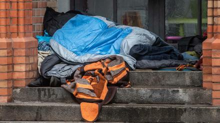 Viele Menschen können – oder wollen – nicht in eine der Notunterkünfte. Was tun, wenn man jemanden so liegen sieht?