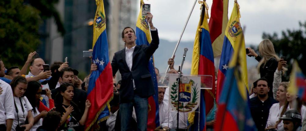 Guaido, Präsident des entmachteten Parlaments in Venezuela, erklärt sich auf einer Kundgebung vor Anhängern zum venezolanischen Staatschef. 