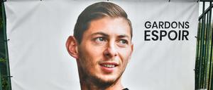 Blumen und ein Plakat erinnern an Emiliano Sala.