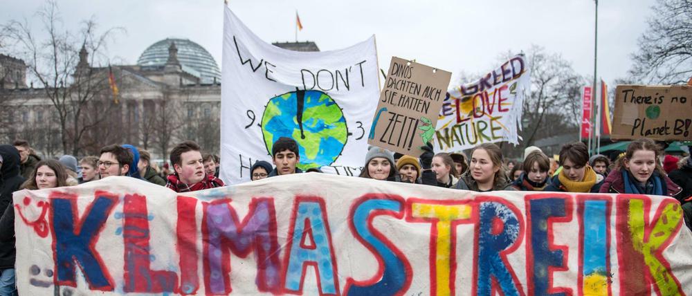 Tausende Schülerinnen und Schüler haben am Freitag in Berlin für einen Ausstieg aus der Kohlepolitik gestreikt.