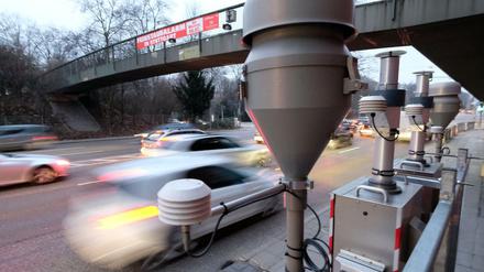 Kontrollstation. Am Stuttgarter Neckartor wird der Feinstaubgehalt der Luft gemessen.