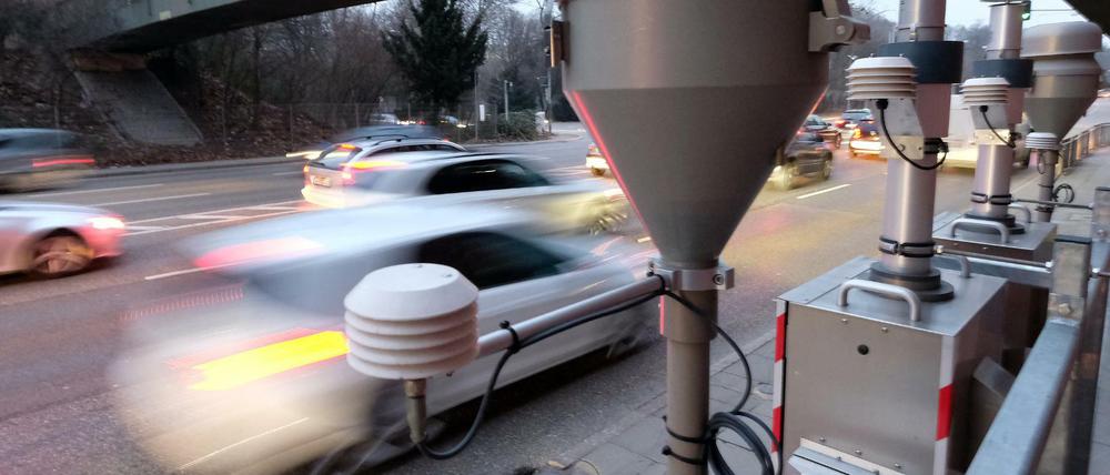 Kontrollstation. Am Stuttgarter Neckartor wird der Feinstaubgehalt der Luft gemessen.