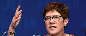 CDU-Chefin Annegret Kramp-Karrenbauer geht auf Distanz zur SPD.