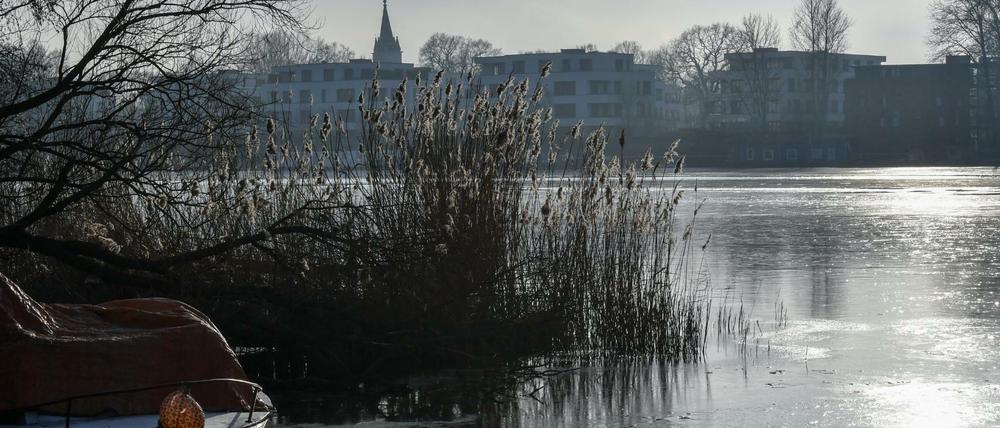 Wenn es weiter friert, könnten Berlins Wasserflächen wie hier die Rummelsburger Bucht bald zum Schlittschuhlaufen verlocken.