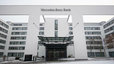 Bank vor Gericht: Autobesitzer, die sich einer Musterklage gegen die Mercedes-Benz Bank angeschlossen haben, wollen erreichen, dass die Widerrufsregeln in den Kreditverträgen der Bank für ungültig erklärt werden. 