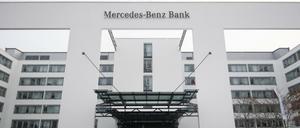 Bank vor Gericht: Autobesitzer, die sich einer Musterklage gegen die Mercedes-Benz Bank angeschlossen haben, wollen erreichen, dass die Widerrufsregeln in den Kreditverträgen der Bank für ungültig erklärt werden.