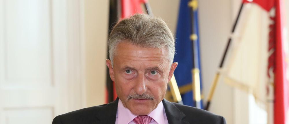 Brandenburgs Innenminister Karl-Heinz Schröter (SPD) will die Stellen beim Verfassungsschutz aufstocken.