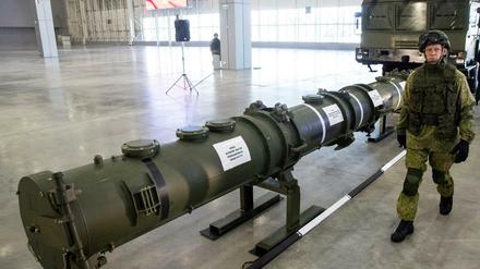 Ein russischer Offizier geht an dem neuen Marschflugkörper vom Typ 9M729 entlang