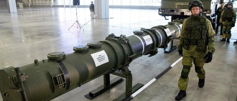 Ein russischer Offizier geht an dem neuen Marschflugkörper vom Typ 9M729 entlang