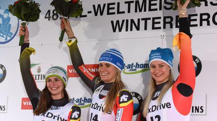 Sie leben hoch. Die Rennrodlerinnen Julia Taubitz (l.), Natalie Geisenberger (M.) und Dajana Eitberger.