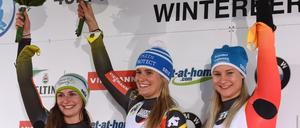 Sie leben hoch. Die Rennrodlerinnen Julia Taubitz (l.), Natalie Geisenberger (M.) und Dajana Eitberger.