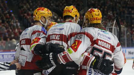 Internationales Allstarteam. Die Bremerhavener Mike Moore (rechts), Jan Urbas und Miha Verlic (Mitte).