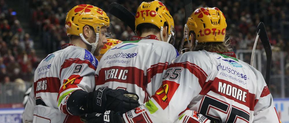 Internationales Allstarteam. Die Bremerhavener Mike Moore (rechts), Jan Urbas und Miha Verlic (Mitte).