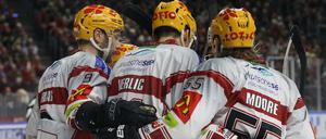 Internationales Allstarteam. Die Bremerhavener Mike Moore (rechts), Jan Urbas und Miha Verlic (Mitte).