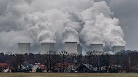 Wasserdampf steigt aus den Kühltürmen des Braunkohlekraftwerks Jänschwalde in Brandenburg. 