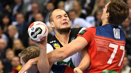 Hart gestoppt. Paul Drux (am Ball) scheitert im Halbfinale an Norwegen.