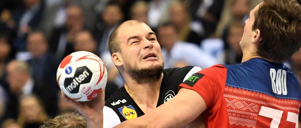 Hart gestoppt. Paul Drux (am Ball) scheitert im Halbfinale an Norwegen.