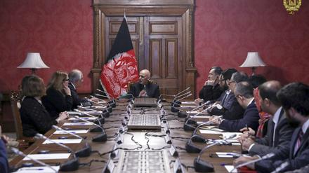 Aschraf Ghani (M) spricht mit Zalmay Khalilzad, Leiter der US-amerikanischen Delegation für die Verhandlungen mit den Taliban.