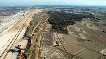 Der Braunkohle-Tagebau Hambach schiebt sich an den Hambacher Forst.