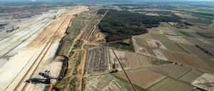 Der Braunkohle-Tagebau Hambach schiebt sich an den Hambacher Forst.