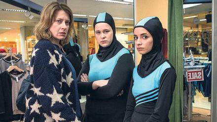 Burkini-Shopping. Mutter Wanda (Caroline Peters), Tochter Fatima (Chantal Zitzenbacher) und Freundin Maryam (Duygu Arslan).