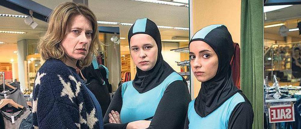 Burkini-Shopping. Mutter Wanda (Caroline Peters), Tochter Fatima (Chantal Zitzenbacher) und Freundin Maryam (Duygu Arslan).