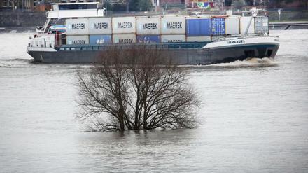 Hochwasser und Unfälle: Auf dem durch Regenwasser und Schneeschmelze anschwellenden Rhein prallten am Montag zwei Frachtschiffe gegeneinander.