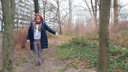 „Hier ungefähr muss sie gestanden haben“: Schulleiterin Sabina Ballauf zeigt den Ort, an dem Hans Rosenthals Laube stand.