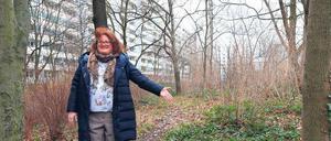 „Hier ungefähr muss sie gestanden haben“: Schulleiterin Sabina Ballauf zeigt den Ort, an dem Hans Rosenthals Laube stand.