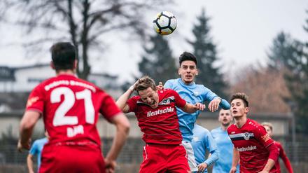 Für Viktoria 89 (hier Timur Gayret, 2. v. r., im Spiel gegen Bautzen) geht es in der Regionalliga weiter. 