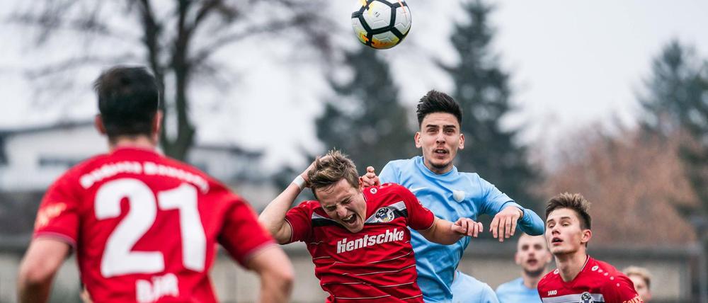 Für Viktoria 89 (hier Timur Gayret, 2. v. r., im Spiel gegen Bautzen) geht es in der Regionalliga weiter.