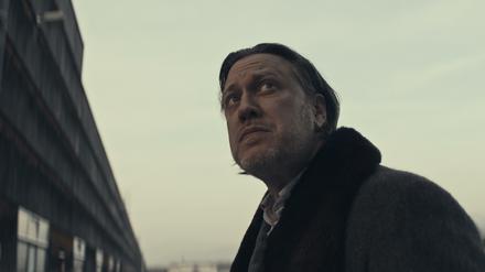 Herausgefordert. Der Wiener Kommissar Gedeon Winter muss einen Psychopathen an der deutsch-österreichischen Grenze stoppen. Aber ist er nicht selber einer? Der Burgtheater-Schauspieler Nicholas Ofczarek, 47, als Grenzgänger in der Sky-Serie "Der Pass".