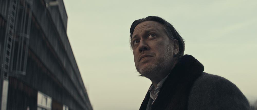 Herausgefordert. Der Wiener Kommissar Gedeon Winter muss einen Psychopathen an der deutsch-österreichischen Grenze stoppen. Aber ist er nicht selber einer? Der Burgtheater-Schauspieler Nicholas Ofczarek, 47, als Grenzgänger in der Sky-Serie "Der Pass".