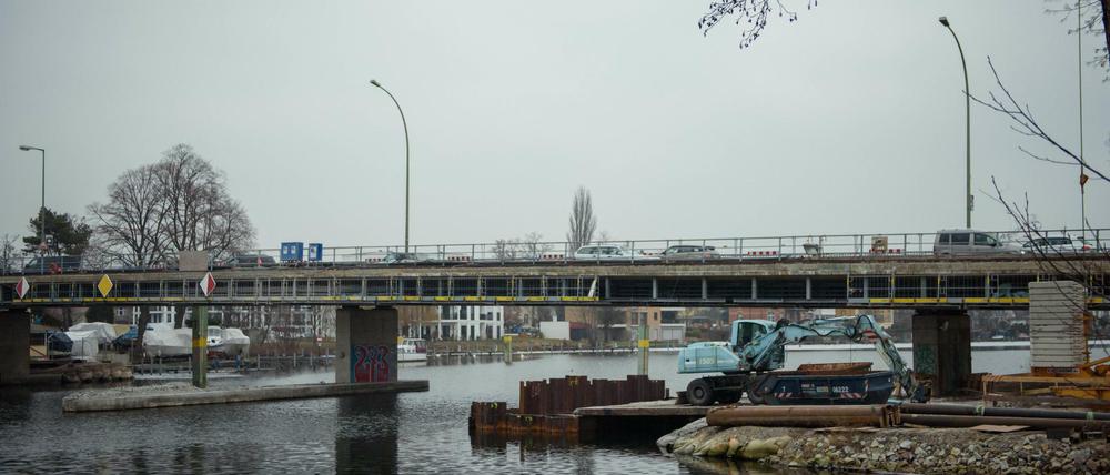 Die Salvador-Allende-Brücke über der Müggelspree in Treptow-Köpenick wurde wegen Sanierungsarbeiten gesperrt.