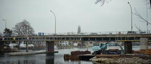 Die Salvador-Allende-Brücke über der Müggelspree in Treptow-Köpenick wurde wegen Sanierungsarbeiten gesperrt.