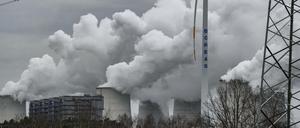 Wasserdampf steigt aus den Kühltürmen des Braunkohlekraftwerks Jänschwalde.