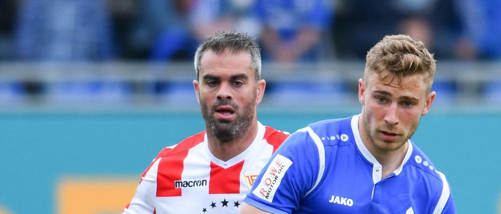 Da war er noch gesetzt. In der vergangenen Saison stand Marc Torrejon (links) fast immer auf dem Platz - hier gegen Darmstadts Felix Platte.