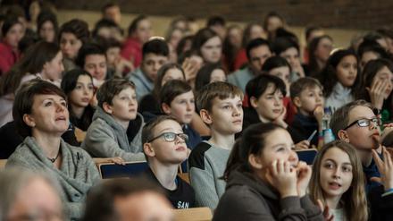 Spannung im Hörsaal. Die Schülerinnen und Schüler warten, dass sie auf die Bühne gerufen werden. 