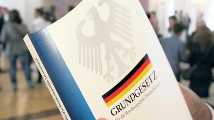 Am Grundgesetz soll mal wieder herumgeschraubt werden. 