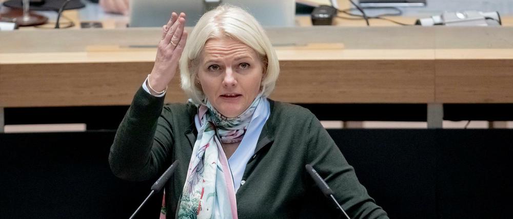 Verkehrssenatorin Regine Günther (parteilos), will kräftig in den Berliner Nahverkehr investieren.